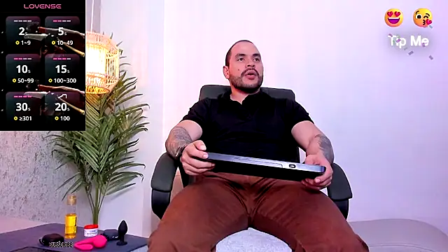 Snapshot of Hershell_Fit chatting on October 6, 2025, 6:16 pm Hershell Fit online show from October 6, 2025, 6:16 pm