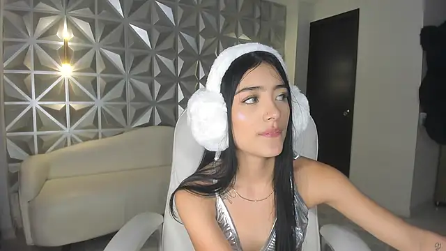 zoerouse  online show from December 17, 2025, 8:15 pm