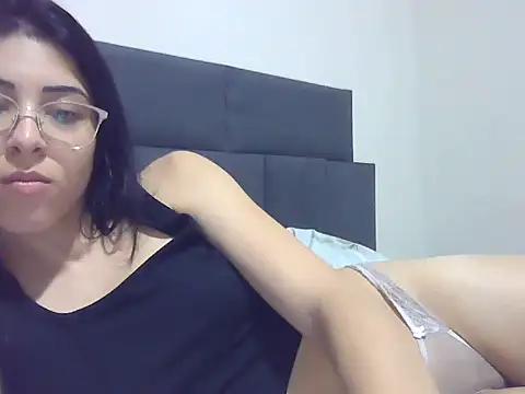 Snapshot of lari_arrudinha chatting on October 28, 2025, 12:03 am lari arrudinha online show from October 28, 2025, 12:03 am