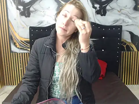 swetchrystal online show from October 3, 2025, 12:35 pm