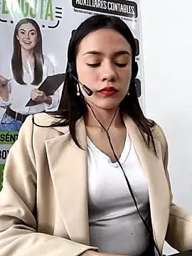 CHARLOTTE  05 online show from November 10, 2025, 12:37 pm