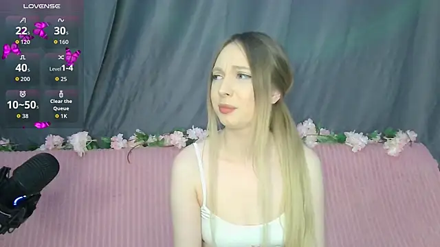 BabbbyFoxxx online show from December 17, 2025, 4:07 am