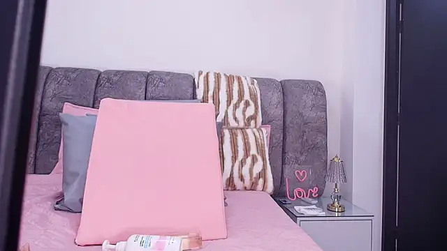 sweegirl69 online show from November 18, 2025, 11:58 am