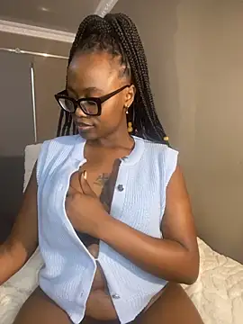 Moonzy77 online show from November 17, 2025, 10:48 pm