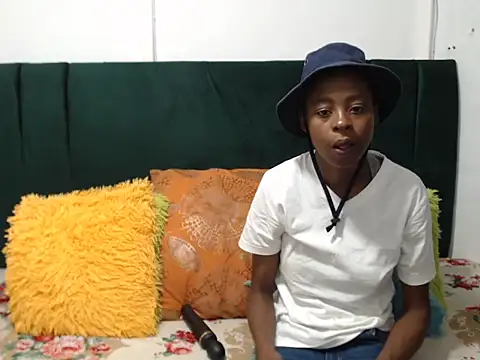 SweetSlenderChoc online show from February 12, 2026, 6:47 pm