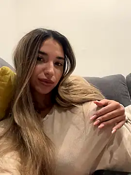 ItalianGirl online show from October 9, 2025, 7:56 pm