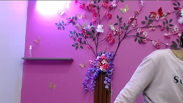 skinnysofia18 online show from October 30, 2025, 1:23 pm