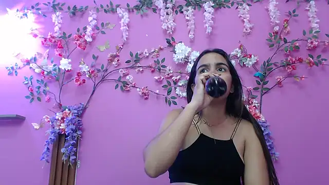 skinnysofia18 online show from February 25, 2026, 1:54 pm
