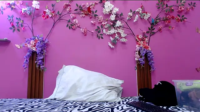 skinnysofia18 online show from April 2, 2026, 1:53 pm