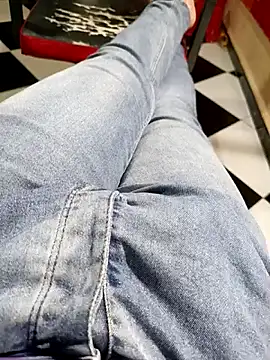 anis3g4 online show from October 6, 2025, 7:00 pm