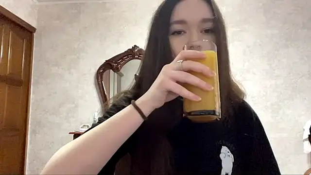 Pikmigirl18 online show from September 25, 2025, 12:31 pm