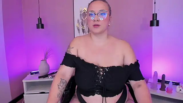 hollie joliie online show from October 2, 2025, 8:10 am