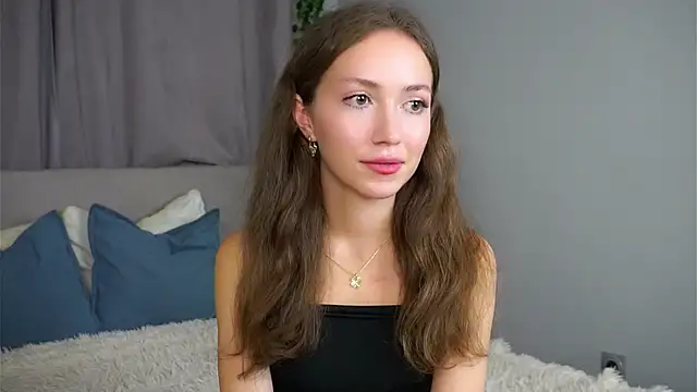 ZeniaBolich online show from September 15, 2025, 9:15 pm