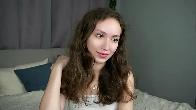 ZeniaBolich online show from September 21, 2025, 9:27 pm