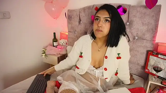 Snapshot of Dulce_Bella_ chatting on February 15, 2026, 8:02 am Dulce Bella online show from February 15, 2026, 8:02 am