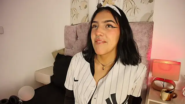 Snapshot of Dulce_Bella_ chatting on February 24, 2026, 3:48 am Dulce Bella online show from February 24, 2026, 3:48 am