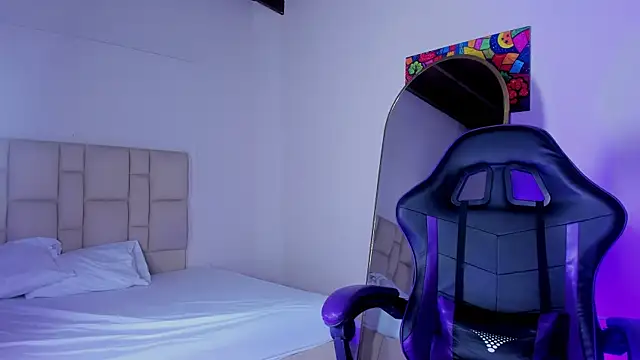 JennyLawrence online show from November 8, 2025, 8:07 pm