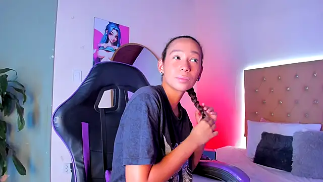 JennyLawrence online show from November 12, 2025, 7:57 pm