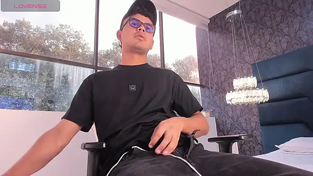 Tthiago cruz online show from November 15, 2025, 8:16 pm