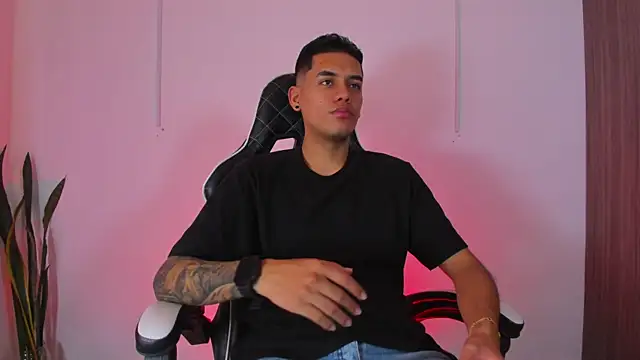 Snapshot of Nickyblazze_ chatting on September 30, 2025, 8:03 pm Nickyblazze online show from September 30, 2025, 8:03 pm