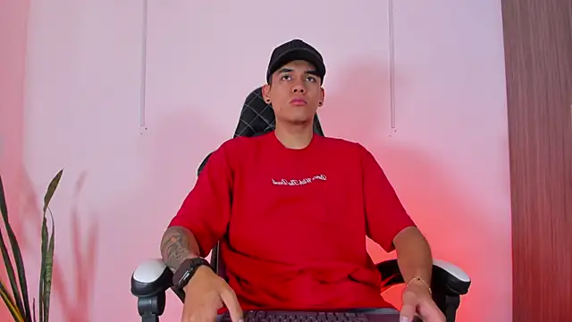 Snapshot of Nickyblazze_ chatting on October 14, 2025, 1:12 pm Nickyblazze online show from October 14, 2025, 1:12 pm