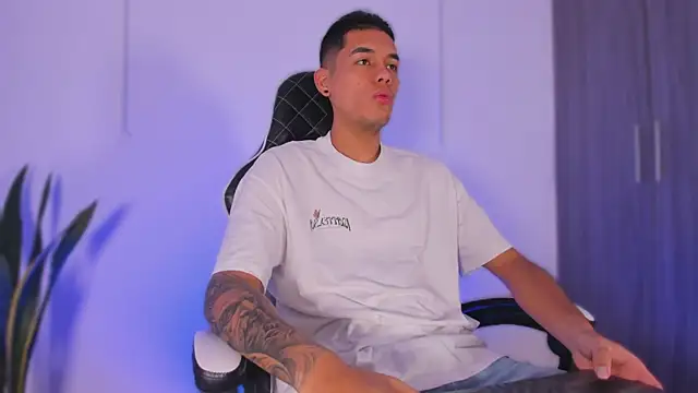 Snapshot of Nickyblazze_ chatting on October 20, 2025, 12:05 pm Nickyblazze online show from October 20, 2025, 12:05 pm