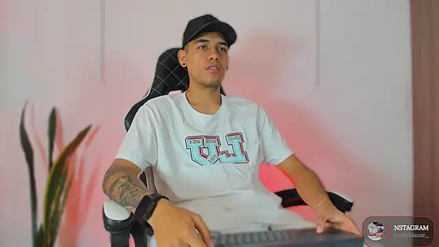 Snapshot of Nickyblazze_ chatting on October 22, 2025, 12:49 pm Nickyblazze online show from October 22, 2025, 12:49 pm