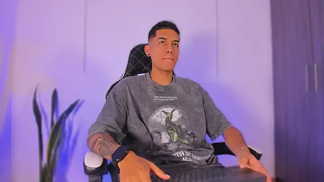 Snapshot of Nickyblazze_ chatting on October 24, 2025, 12:23 pm Nickyblazze online show from October 24, 2025, 12:23 pm