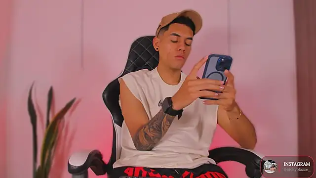 Snapshot of Nickyblazze_ chatting on October 25, 2025, 12:34 pm Nickyblazze online show from October 25, 2025, 12:34 pm