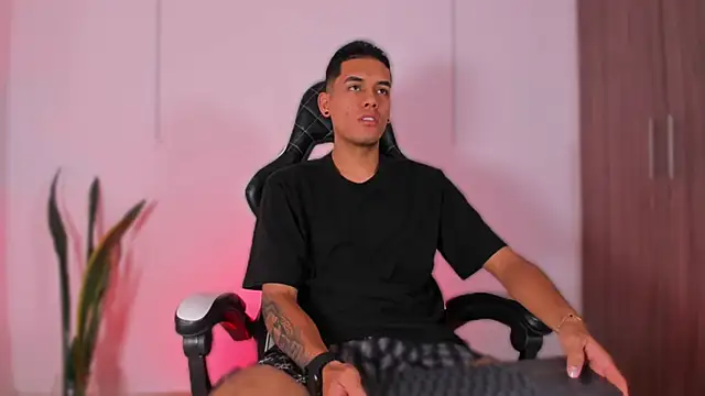 Snapshot of Nickyblazze_ chatting on October 27, 2025, 2:32 pm Nickyblazze online show from October 27, 2025, 2:32 pm