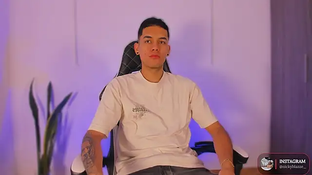 Snapshot of Nickyblazze_ chatting on October 28, 2025, 12:52 pm Nickyblazze online show from October 28, 2025, 12:52 pm