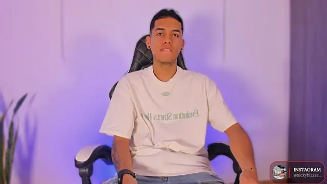 Snapshot of Nickyblazze_ chatting on October 30, 2025, 12:17 pm Nickyblazze online show from October 30, 2025, 12:17 pm