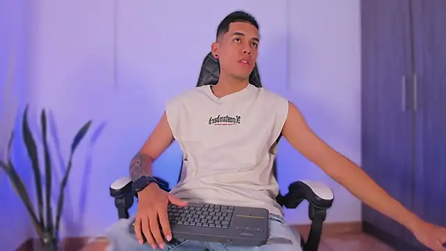 Snapshot of Nickyblazze_ chatting on November 3, 2025, 1:01 pm Nickyblazze online show from November 3, 2025, 1:01 pm