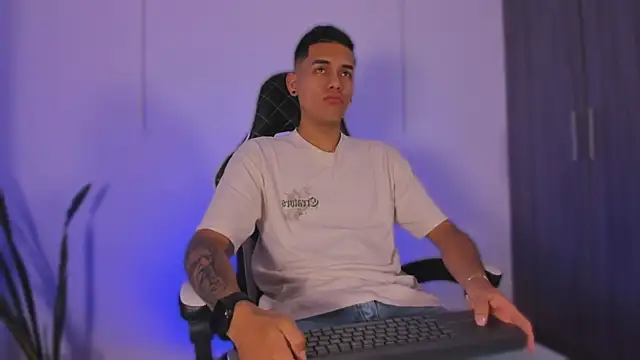 Snapshot of Nickyblazze_ chatting on November 7, 2025, 11:54 am Nickyblazze online show from November 7, 2025, 11:54 am