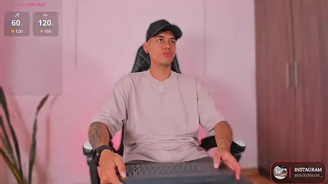 Snapshot of Nickyblazze_ chatting on November 11, 2025, 1:33 pm Nickyblazze online show from November 11, 2025, 1:33 pm