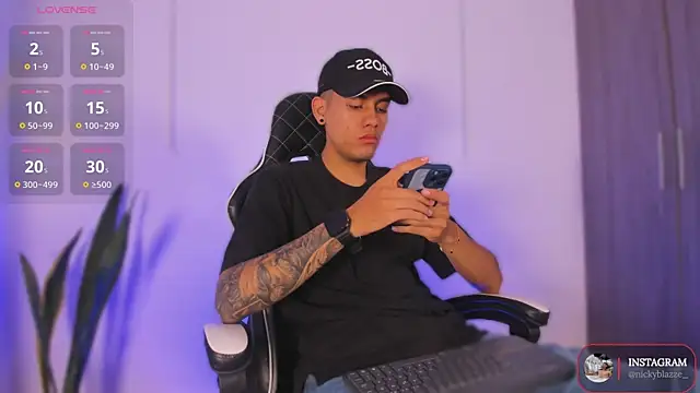 Snapshot of Nickyblazze_ chatting on November 12, 2025, 12:27 pm Nickyblazze online show from November 12, 2025, 12:27 pm