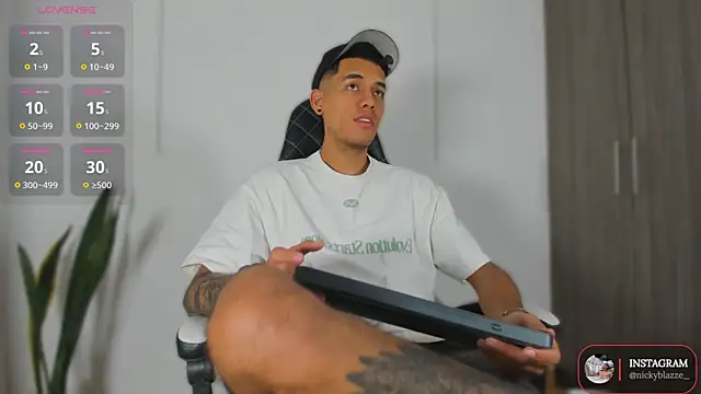 Snapshot of Nickyblazze_ chatting on November 14, 2025, 12:48 pm Nickyblazze online show from November 14, 2025, 12:48 pm