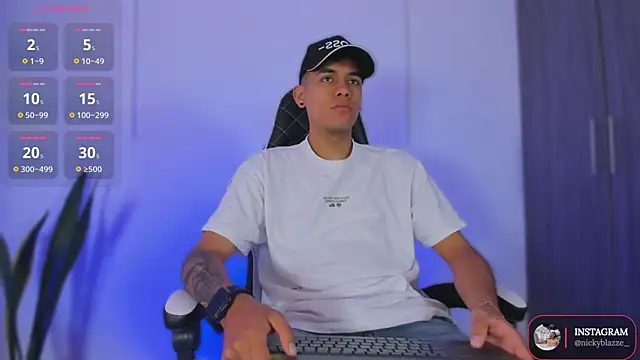 Snapshot of Nickyblazze_ chatting on November 17, 2025, 1:17 pm Nickyblazze online show from November 17, 2025, 1:17 pm