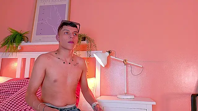 Snapshot of AAronBaker_ chatting on September 29, 2025, 7:40 pm AAronBaker online show from September 29, 2025, 7:40 pm