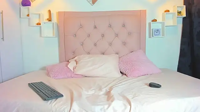 Snapshot of Mia_Suarezzz chatting on October 17, 2025, 12:25 am Mia Suarezzz online show from October 17, 2025, 12:25 am