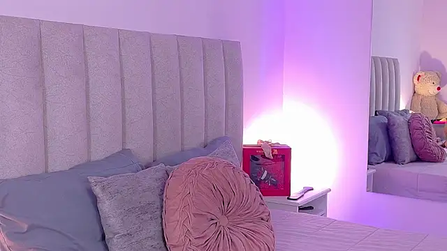 NicoleArmani online show from November 17, 2025, 7:19 pm