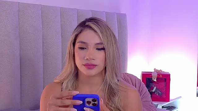 NicoleArmani online show from November 19, 2025, 7:14 pm