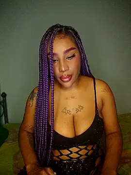 Snapshot of Queen_Amara chatting on December 1, 2025, 3:11 am Queen Amara online show from December 1, 2025, 3:11 am