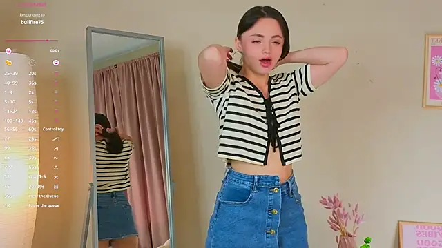 Snapshot of OliviaKis_ chatting on October 12, 2025, 8:02 am OliviaKis online show from October 12, 2025, 8:02 am