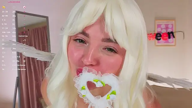 Snapshot of OliviaKis_ chatting on October 26, 2025, 7:25 am OliviaKis online show from October 26, 2025, 7:25 am