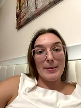 Bellatrisssaa online show from December 3, 2025, 3:32 pm