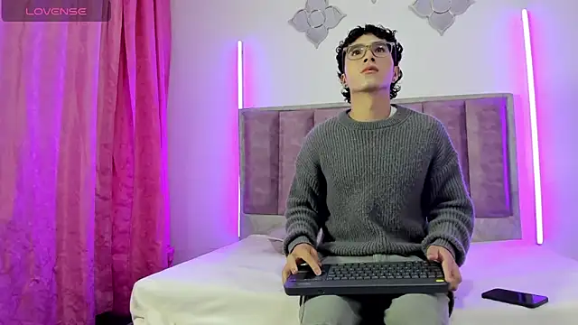 0anonimo bottom1 online show from September 15, 2025, 12:38 pm