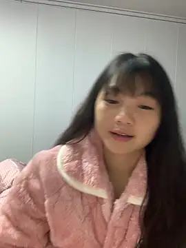 Emlyly-18 online show from October 26, 2025, 1:11 am