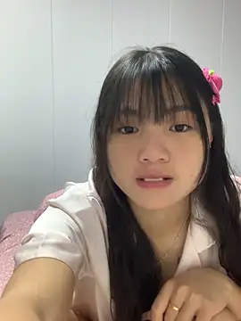 Emlyly-18 online show from November 6, 2025, 3:40 am