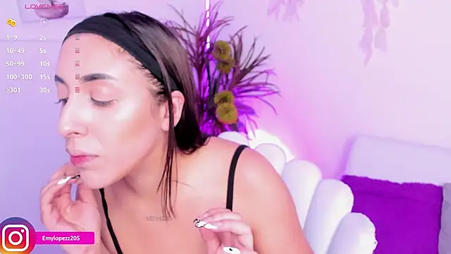 Snapshot of Emylopezz chatting on November 26, 2025, 9:05 pm Emylopezz online show from November 26, 2025, 9:05 pm